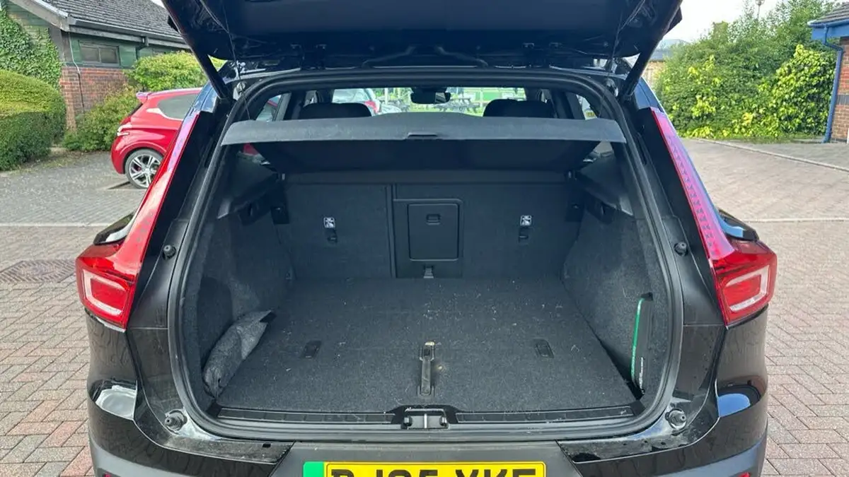 2025-volvo-ex40-e-ultra-black-edition-big-12