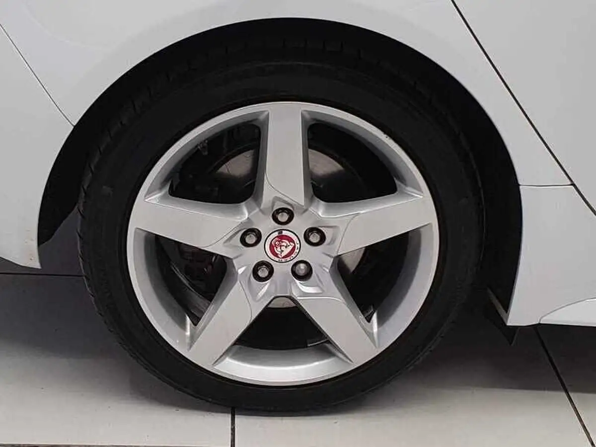 2018-jaguar-xe-20d-r-sport-180ps-1999cc-auto-big-7