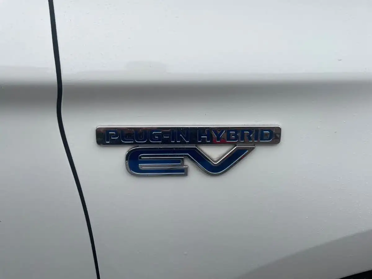2015-mitsubishi-outlander-20-gx4h-phev-big-9