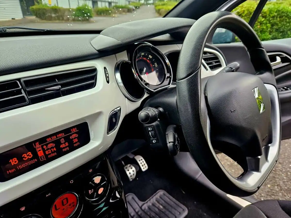 2015-citroen-ds3-12-dstyle-ice-big-18