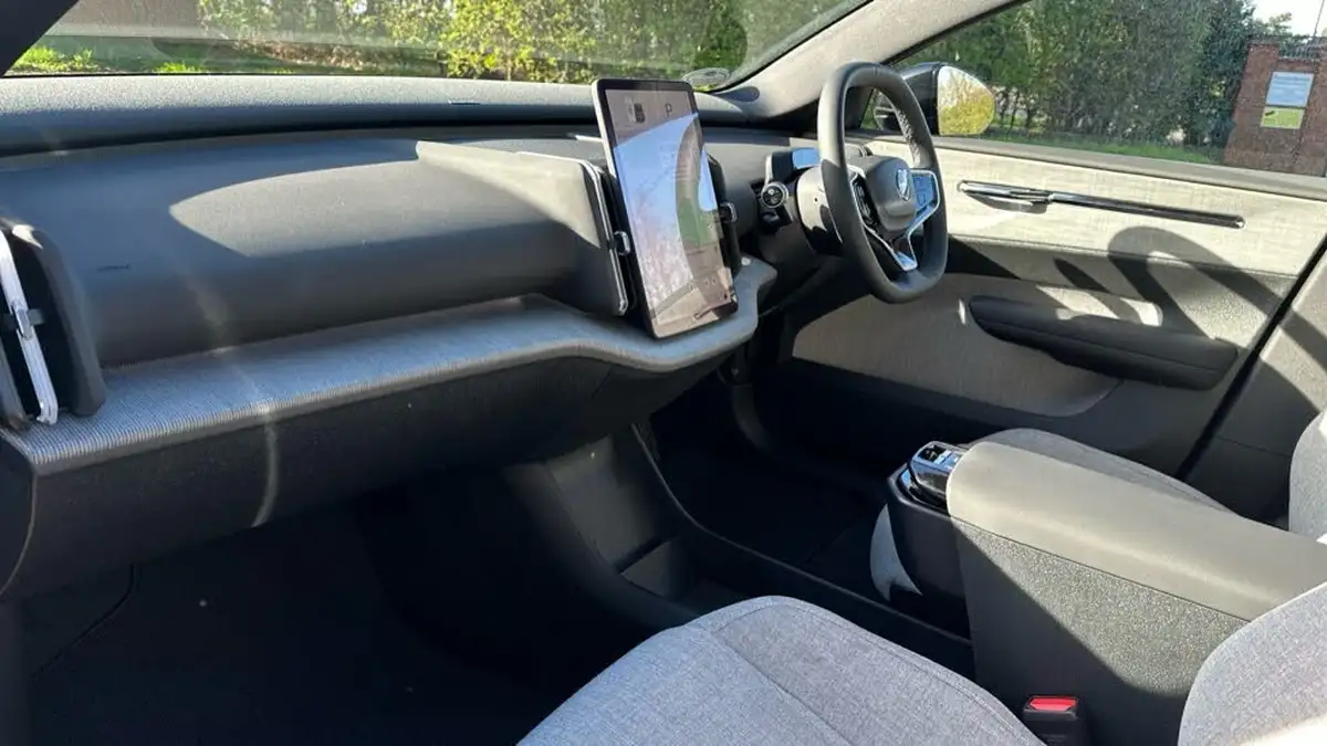 2025-volvo-ex30-e-single-motor-ultra-big-3