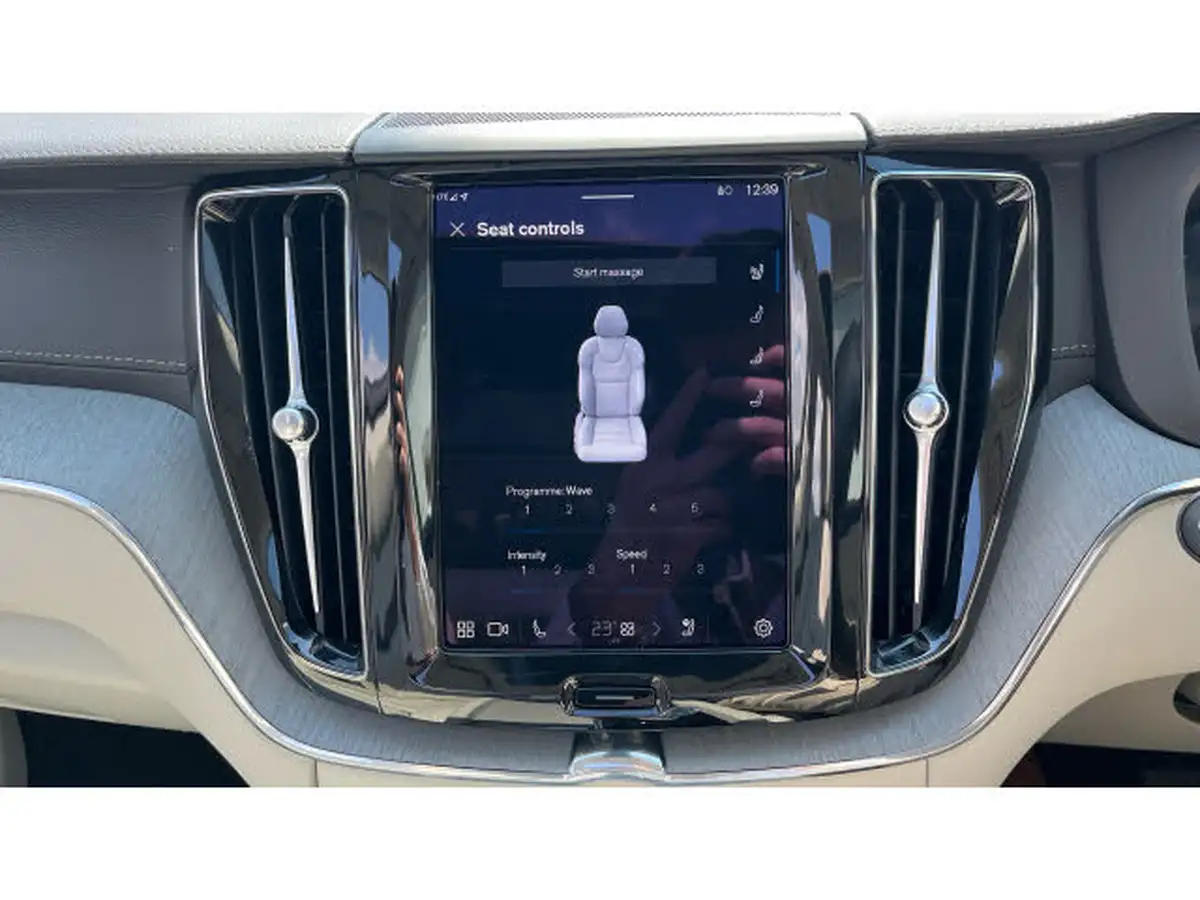 2024-volvo-xc60-20-t8-ultra-dark-big-35