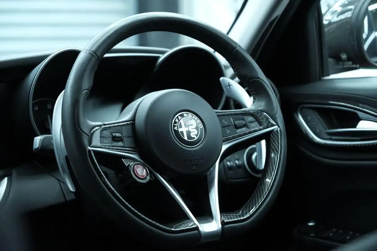 2017-alfa-romeo-giulia-20-veloce-big-44