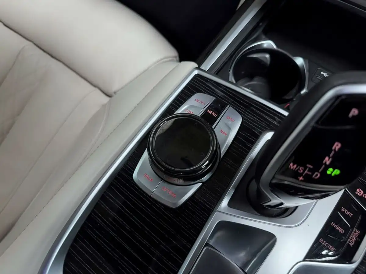 2021-bmw-7-series-30-745e-m-sport-big-30
