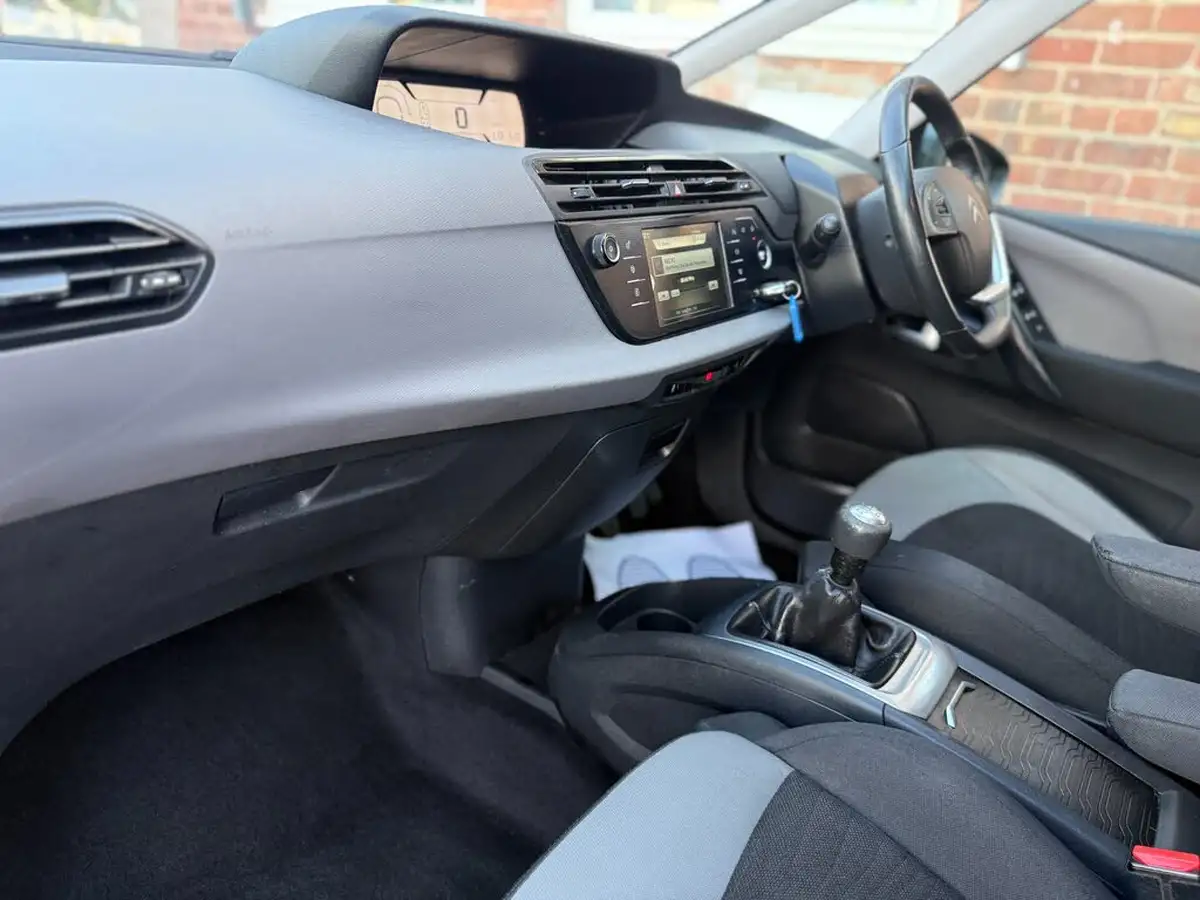 2014-citroen-grand-c4-picasso-16e-hdi-vtr-115ps-big-40