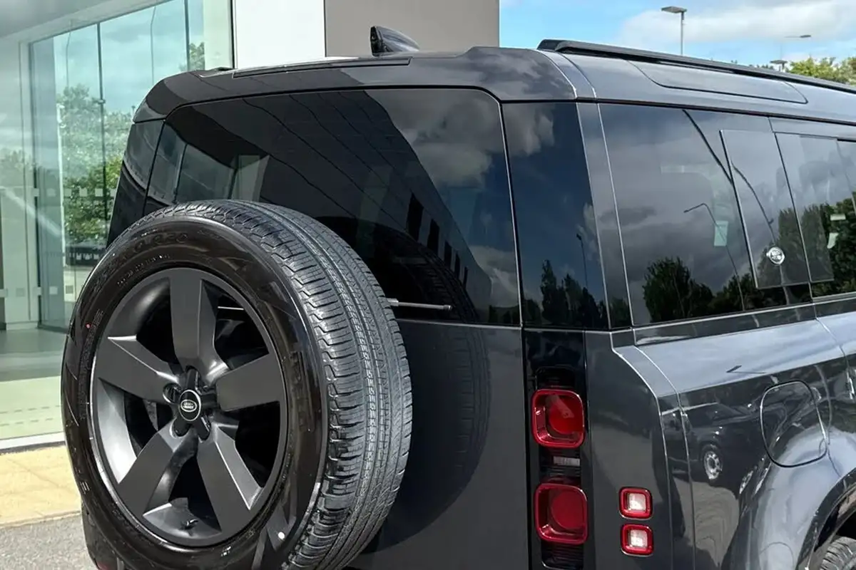 2024-land-rover-110-defender-30-d300-x-dynamic-hse-big-30