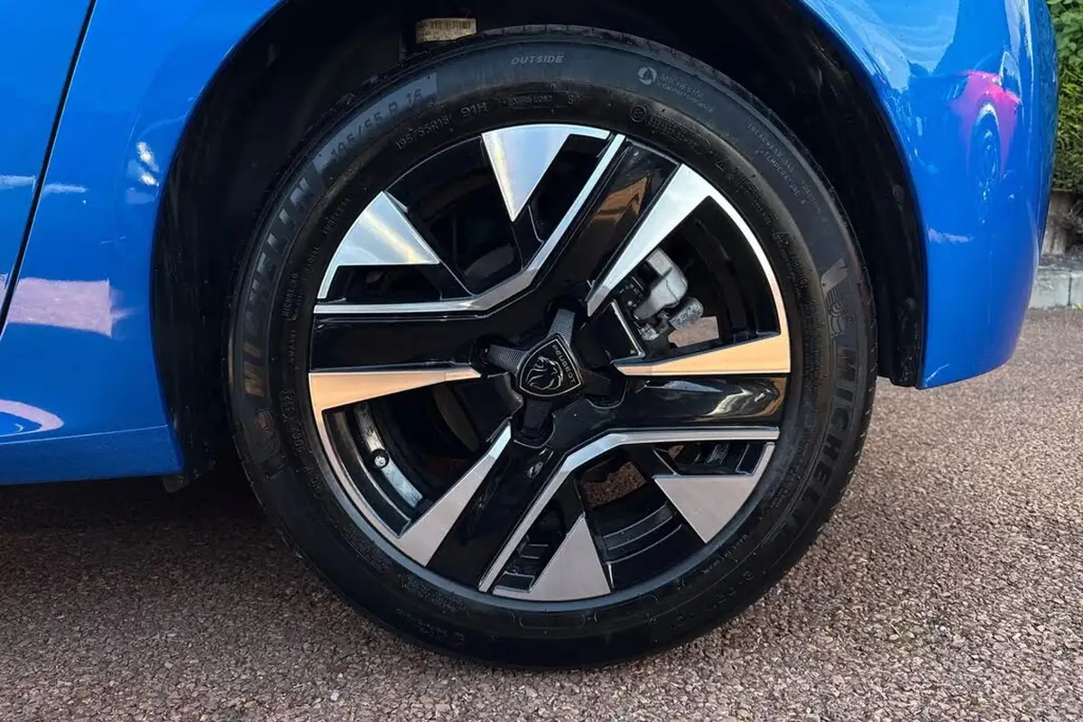2024-peugeot-208-12-puretech-allure-big-11
