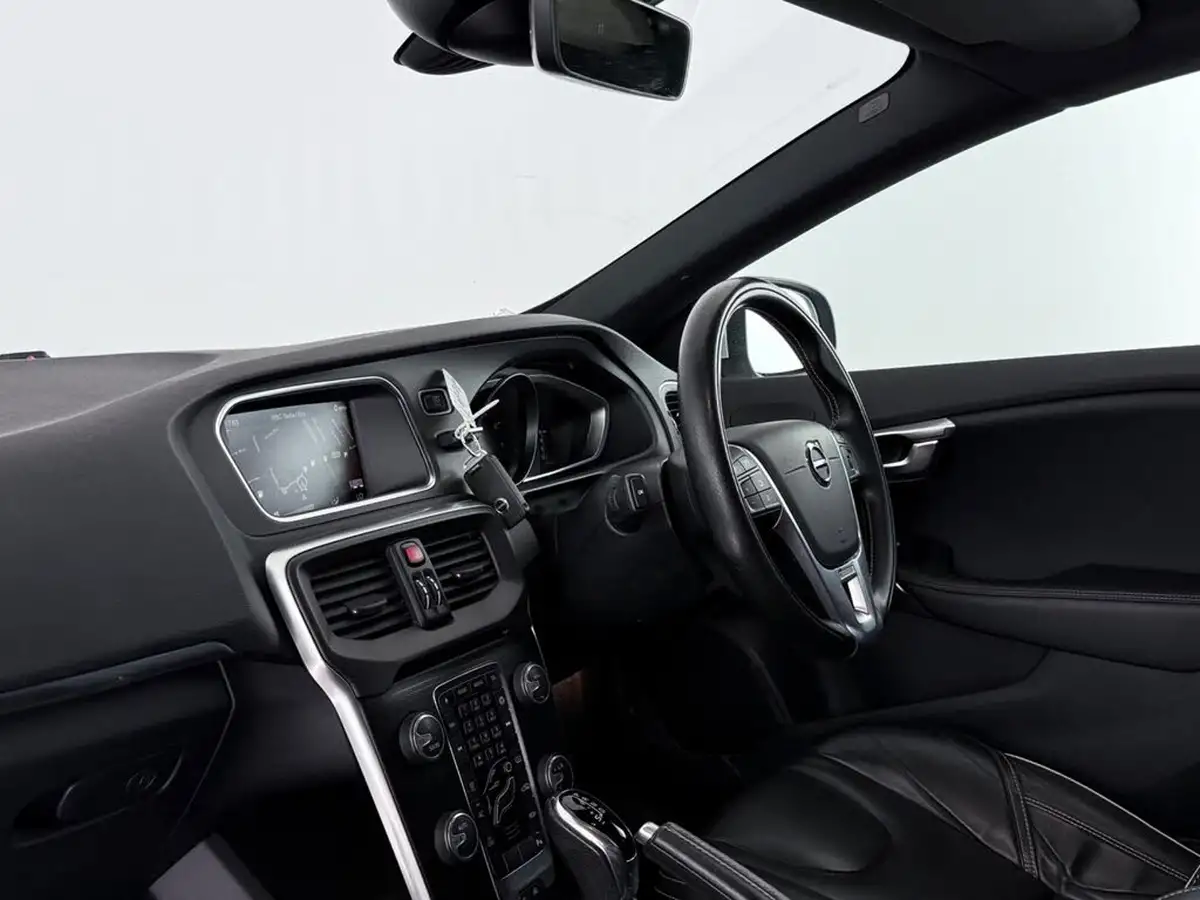 2019-volvo-v40-15-t2-r-design-edition-big-19