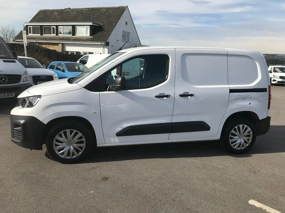2020-peugeot-partner-15-bluehdi-1000-professional-100ps-eu6dt-panel-big-16