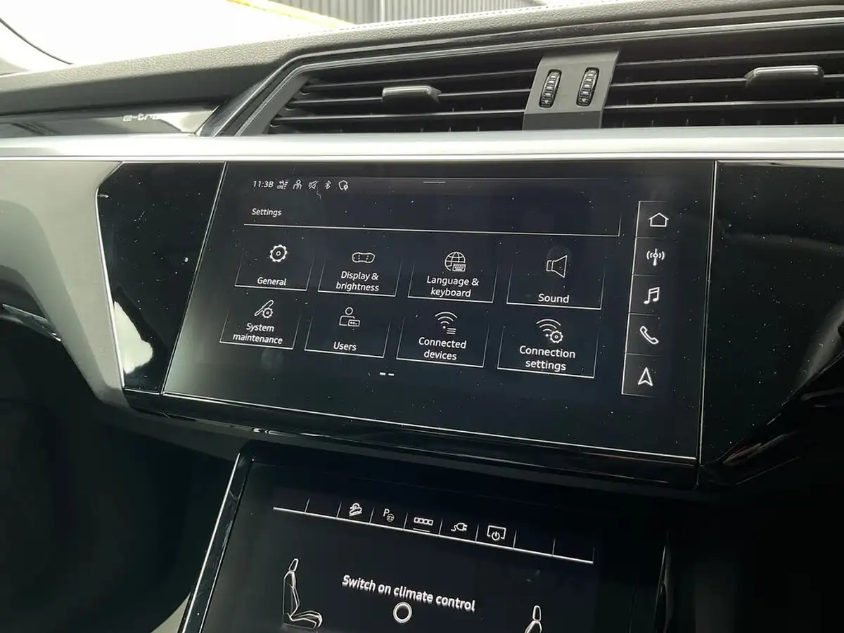 2022-audi-e-tron-55e-technik-station-wagon-big-42