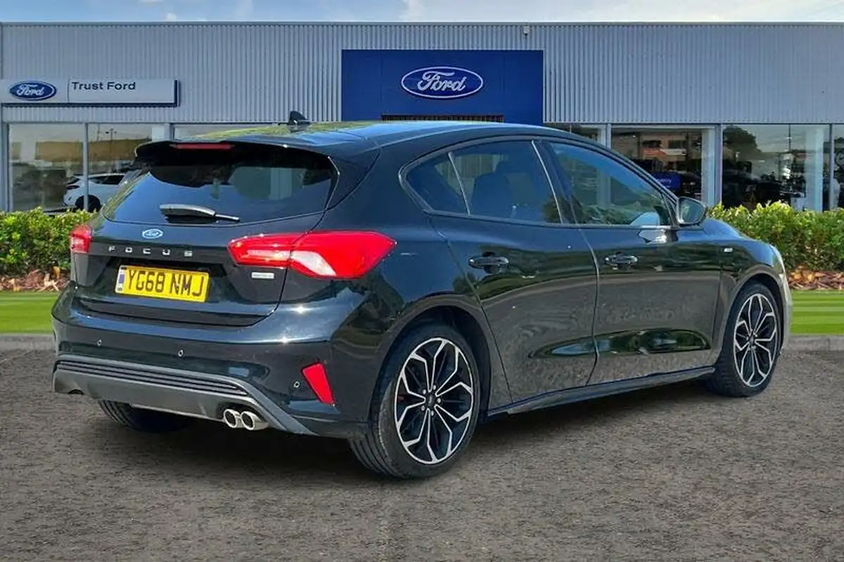 2018-ford-focus-10t-st-line-x-125ps-hatchback-big-3