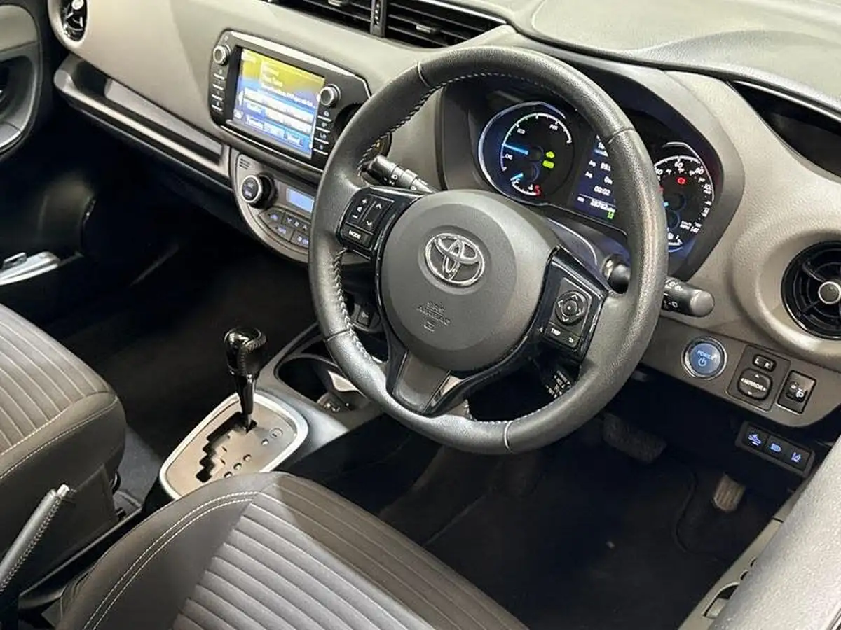 2020-toyota-yaris-15-vvt-i-icon-98bhp-hybrid-1497cc-e-cvt-big-2