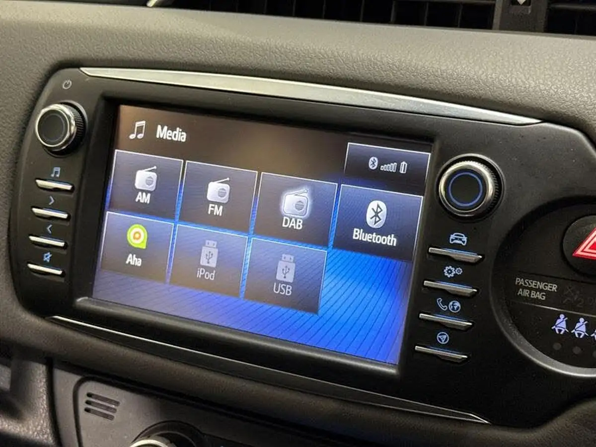 2020-toyota-yaris-15-vvt-i-icon-98bhp-hybrid-1497cc-e-cvt-big-26