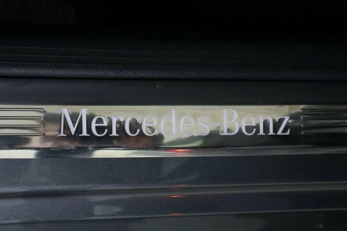 2020-mercedes-benz-e-class-20d-e300de-amg-line-eq-power-saloon-4d-big-52