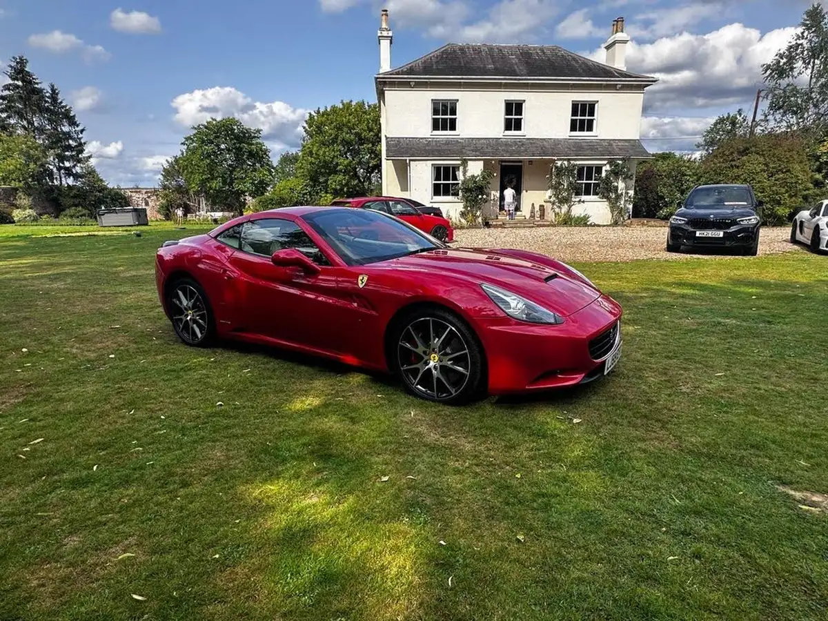 2010-ferrari-california-43-big-20