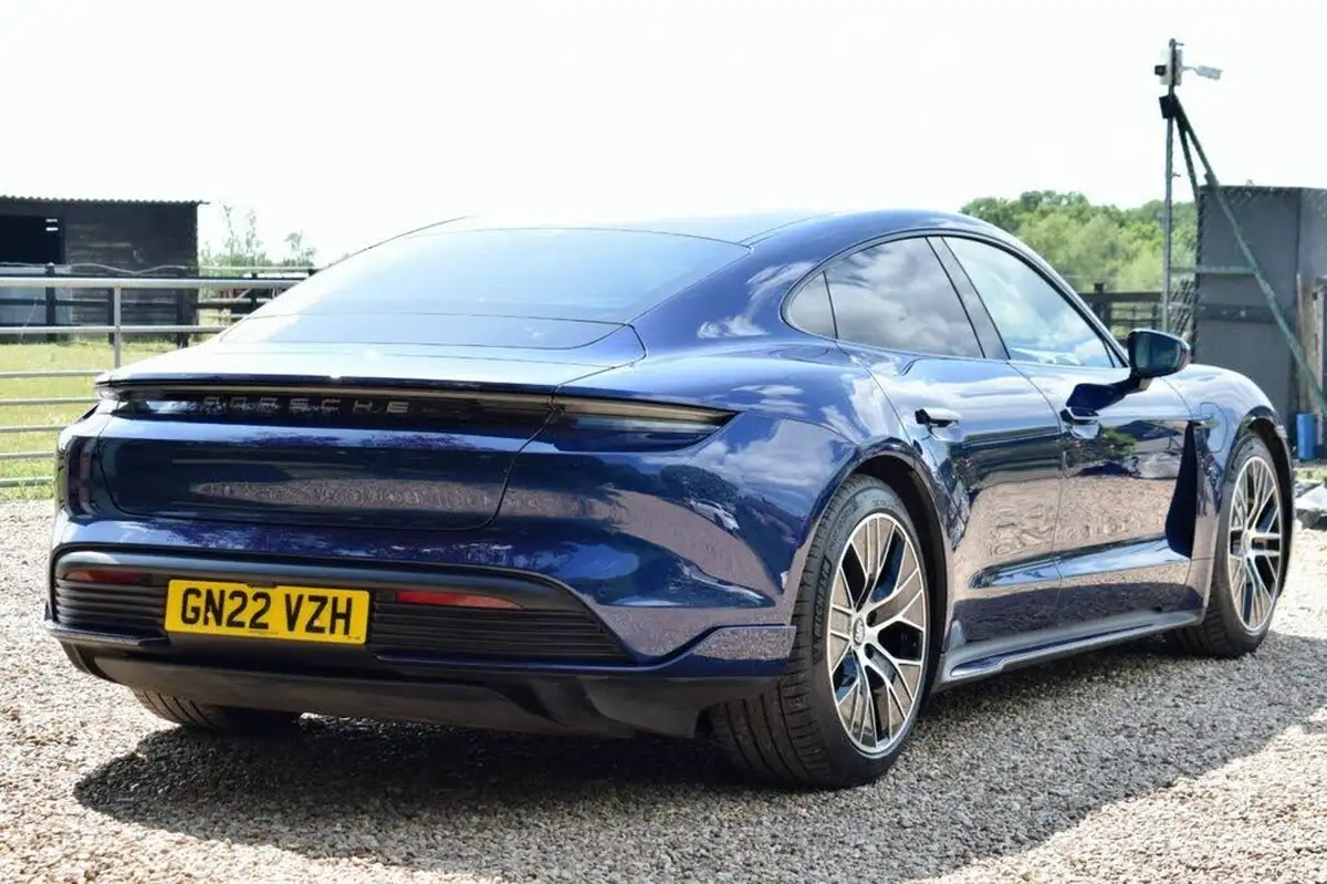 2022-porsche-taycan-e-base-476ps-performance-battery-plus-big-14
