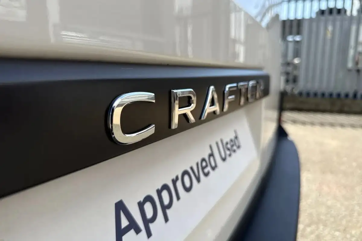 2024-volkswagen-crafter-20tdi-cr35-mwb-commerce-140pseu6d-panel-van-big-35