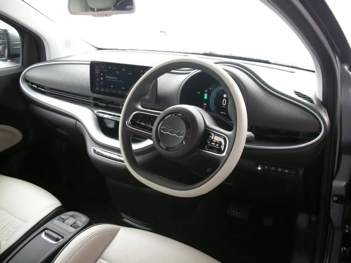 2021-fiat-500c-e-la-prima-big-11