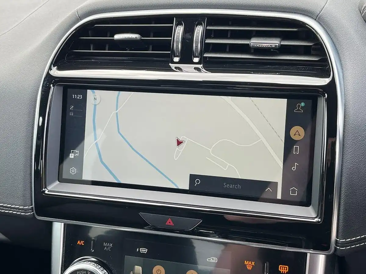 2024-jaguar-xe-big-21