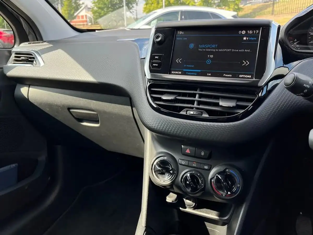 2019-peugeot-208-12-puretech-signature-big-36