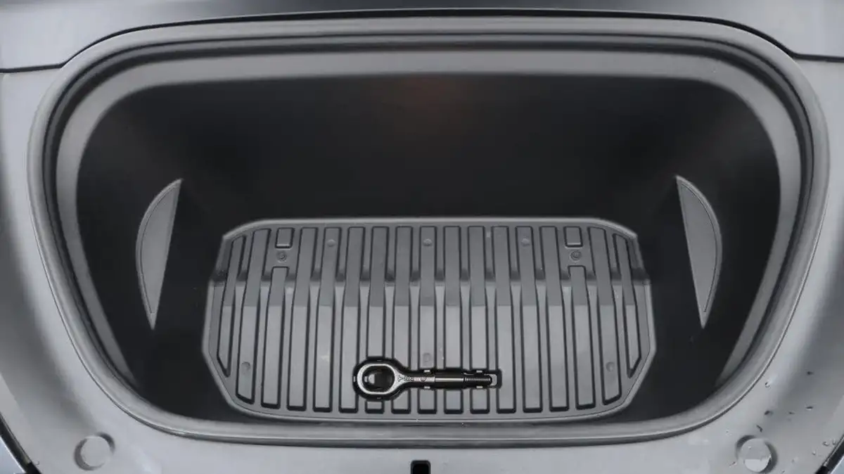 2022-tesla-model-y-e-long-range-big-19