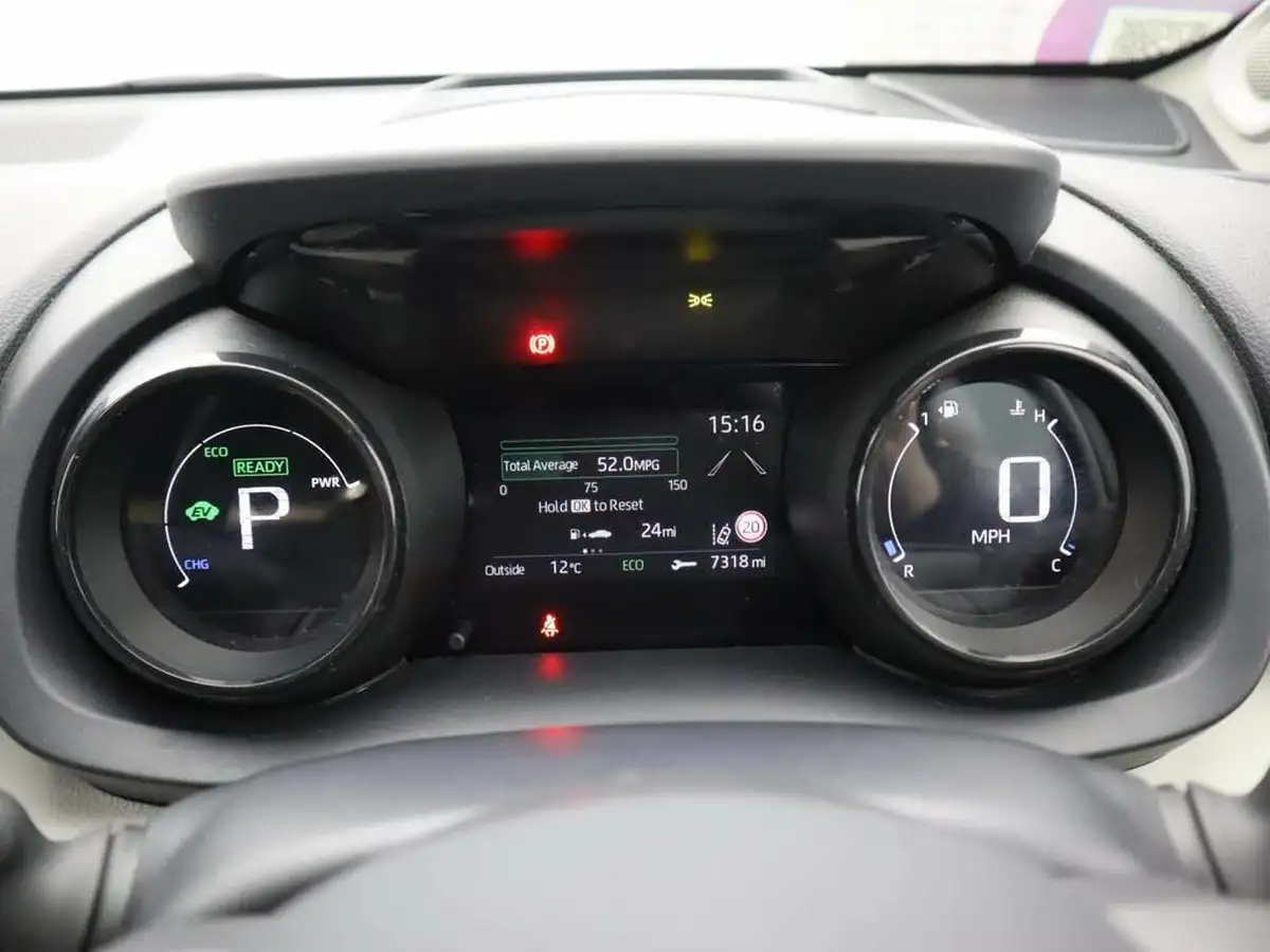 2022-toyota-yaris-15-vvt-i-excel-big-16