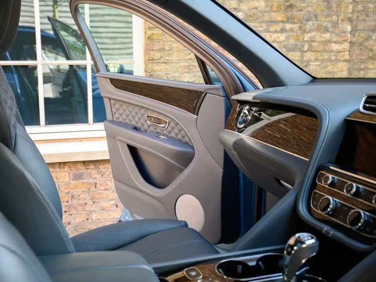 2021-bentley-bentayga-40-v8-big-39