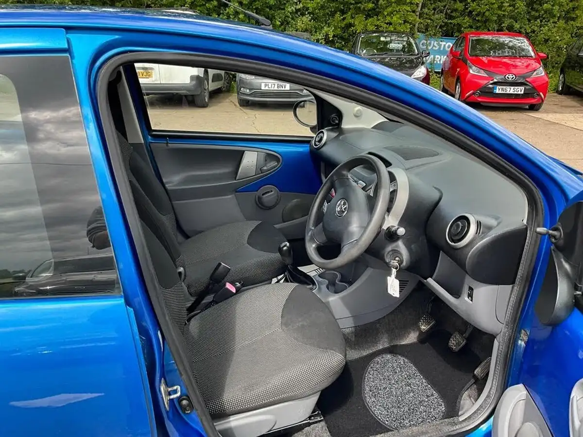 2010-toyota-aygo-10-aygo-blue-vvt-i-5d-big-33