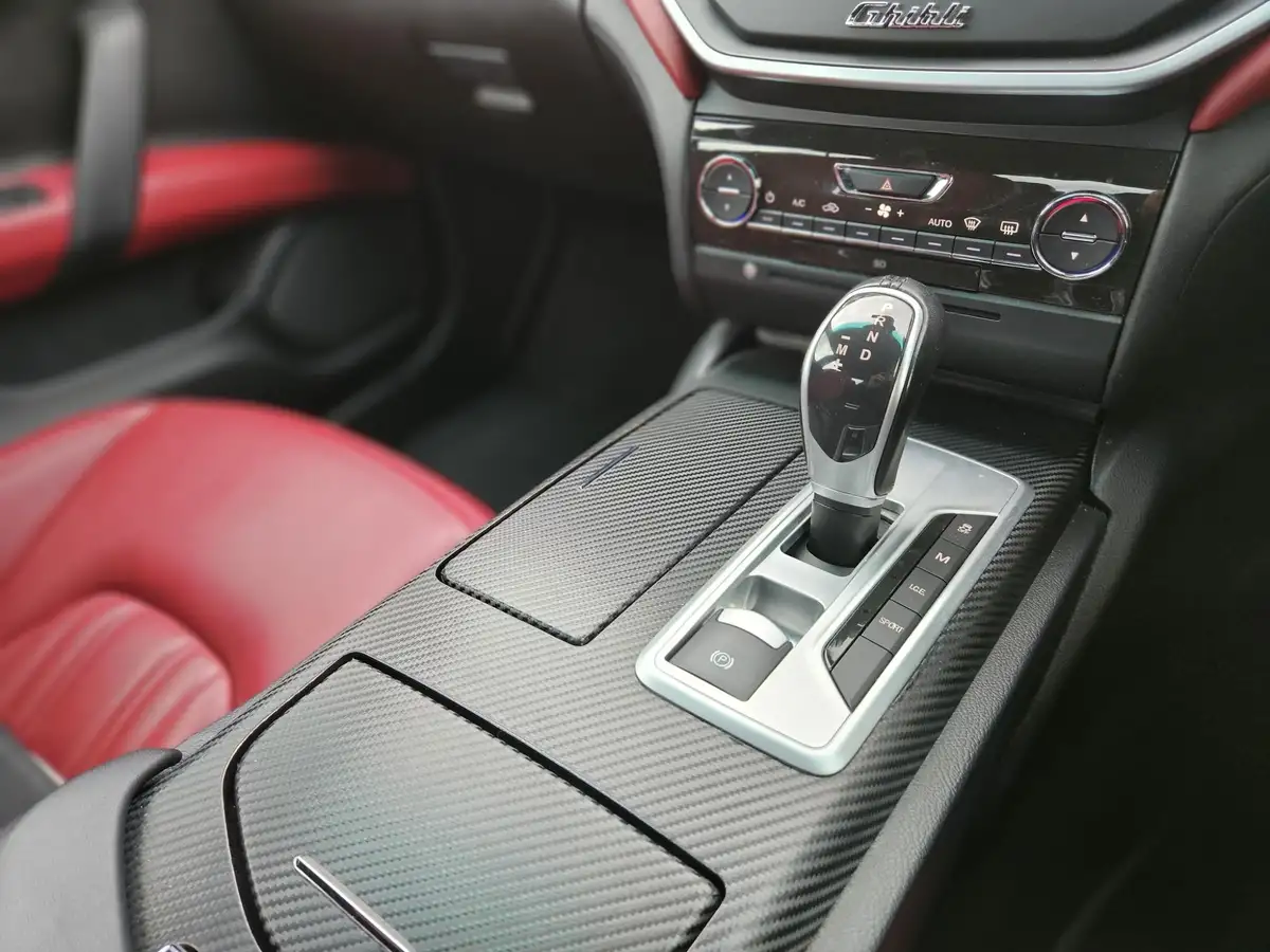 2015-maserati-ghibli-30-big-9