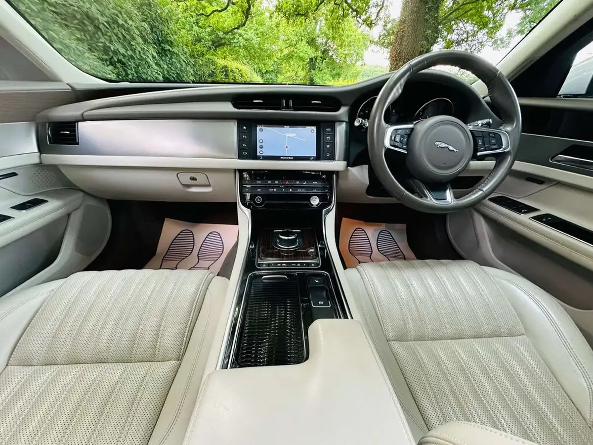 2018-jaguar-xf-20td-portfolio-240ps-awd-saloon-4d-1998cc-auto-big-9