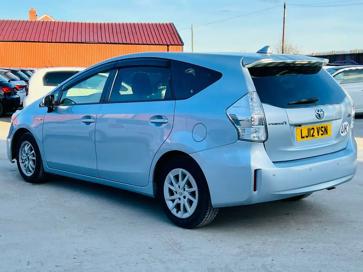 2012-toyota-prius-big-1