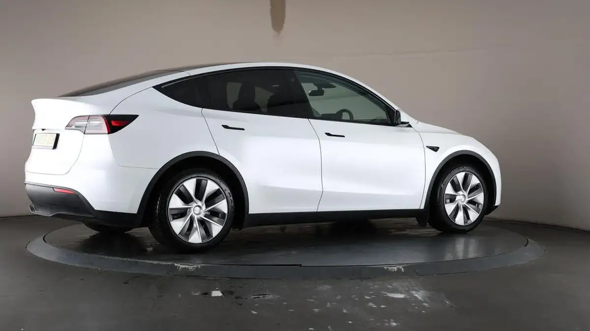 2023-tesla-model-y-e-rwd-big-64
