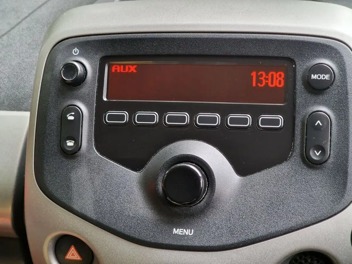 2015-toyota-aygo-10-vvt-i-x-play-5d-big-27