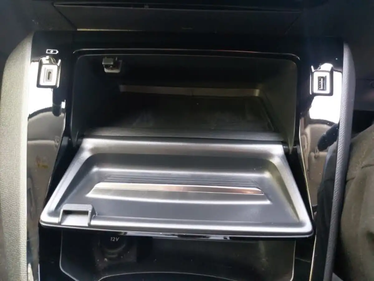 2023-peugeot-208-12-puretech-allure-premium-100ps-big-18