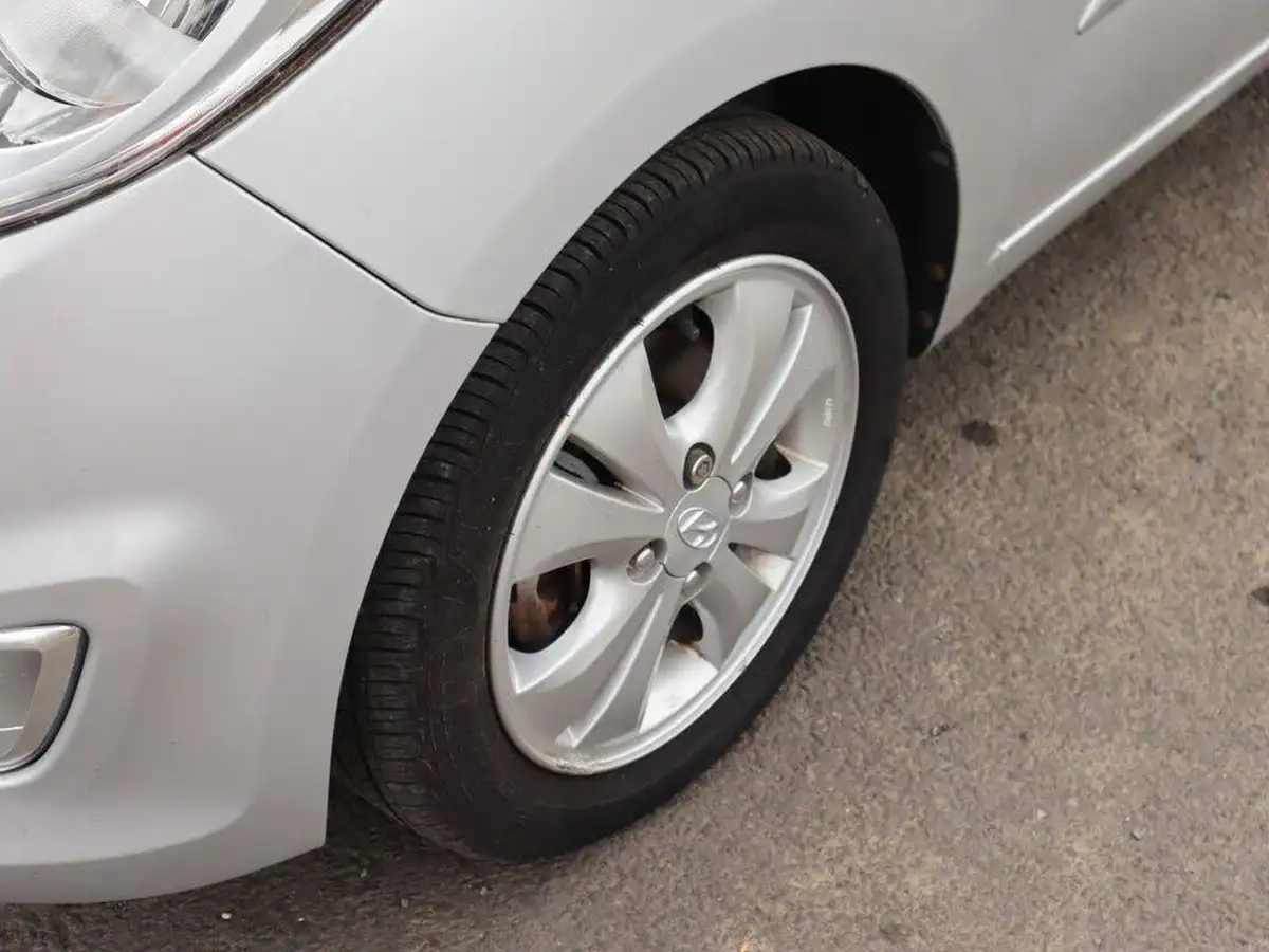 2012-hyundai-i10-12-style-85bhp-big-16