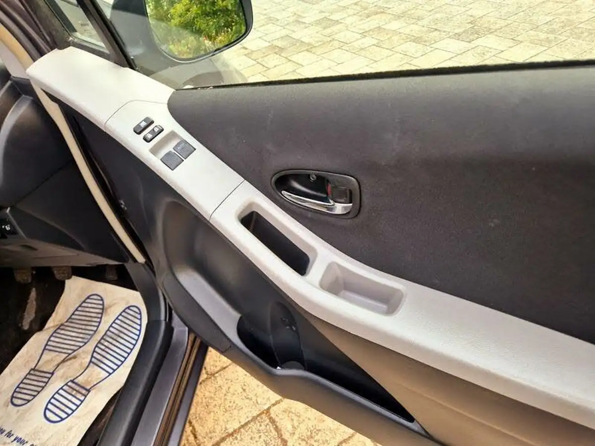 2011-toyota-yaris-133-t-spirit-vvt-i-101bhp-5d-big-17