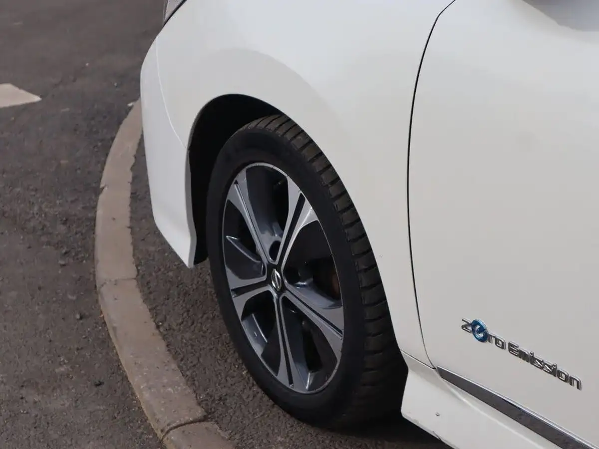 2019-nissan-leaf-e-tekna-big-16