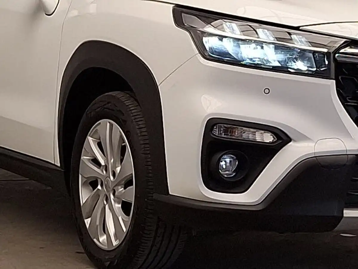 2024-suzuki-s-cross-15-motion-big-8
