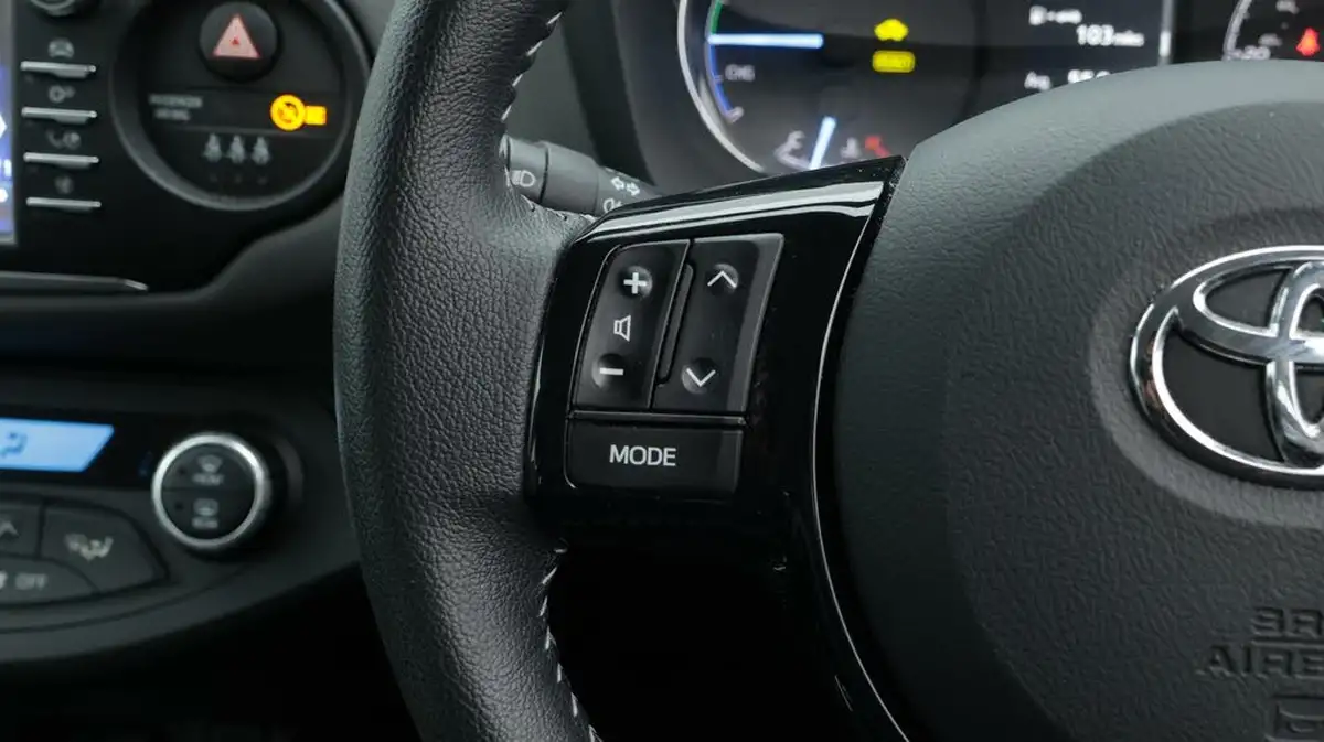 2020-toyota-yaris-15-vvt-i-icon-98bhp-hybrid-1497cc-e-cvt-big-23