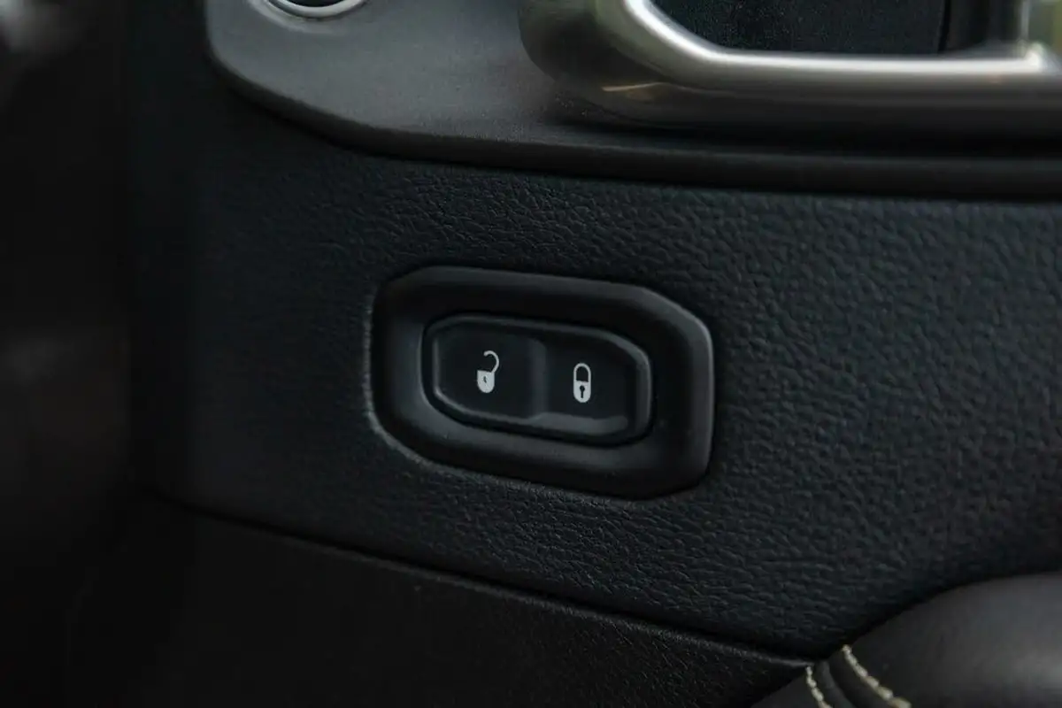 2019-jeep-wrangler-20-gme-overland-hard-5d-big-23