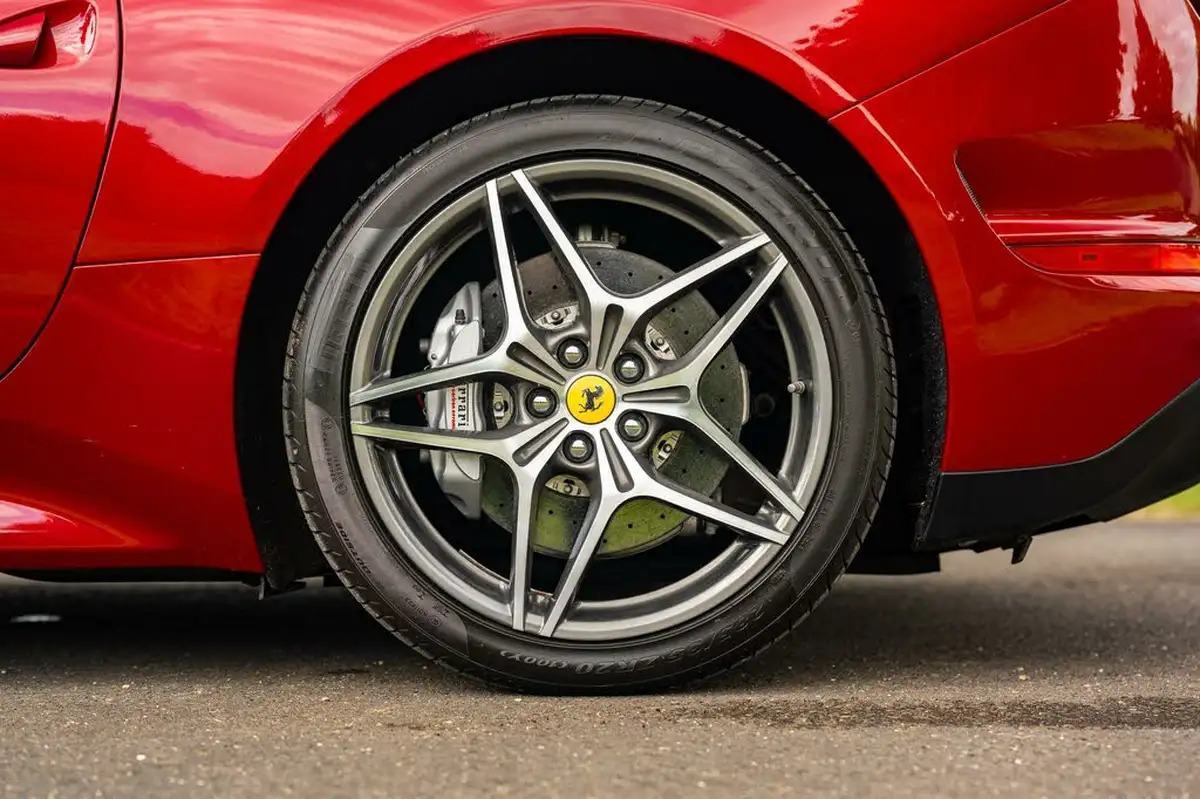 2015-ferrari-california-39-t-big-40