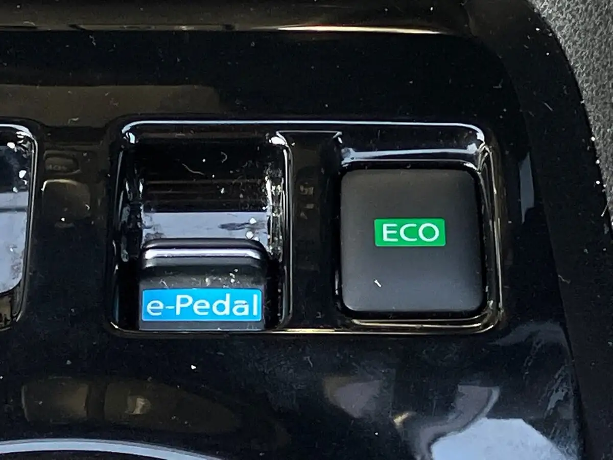 2024-nissan-leaf-e-tekna-39kwh-big-38