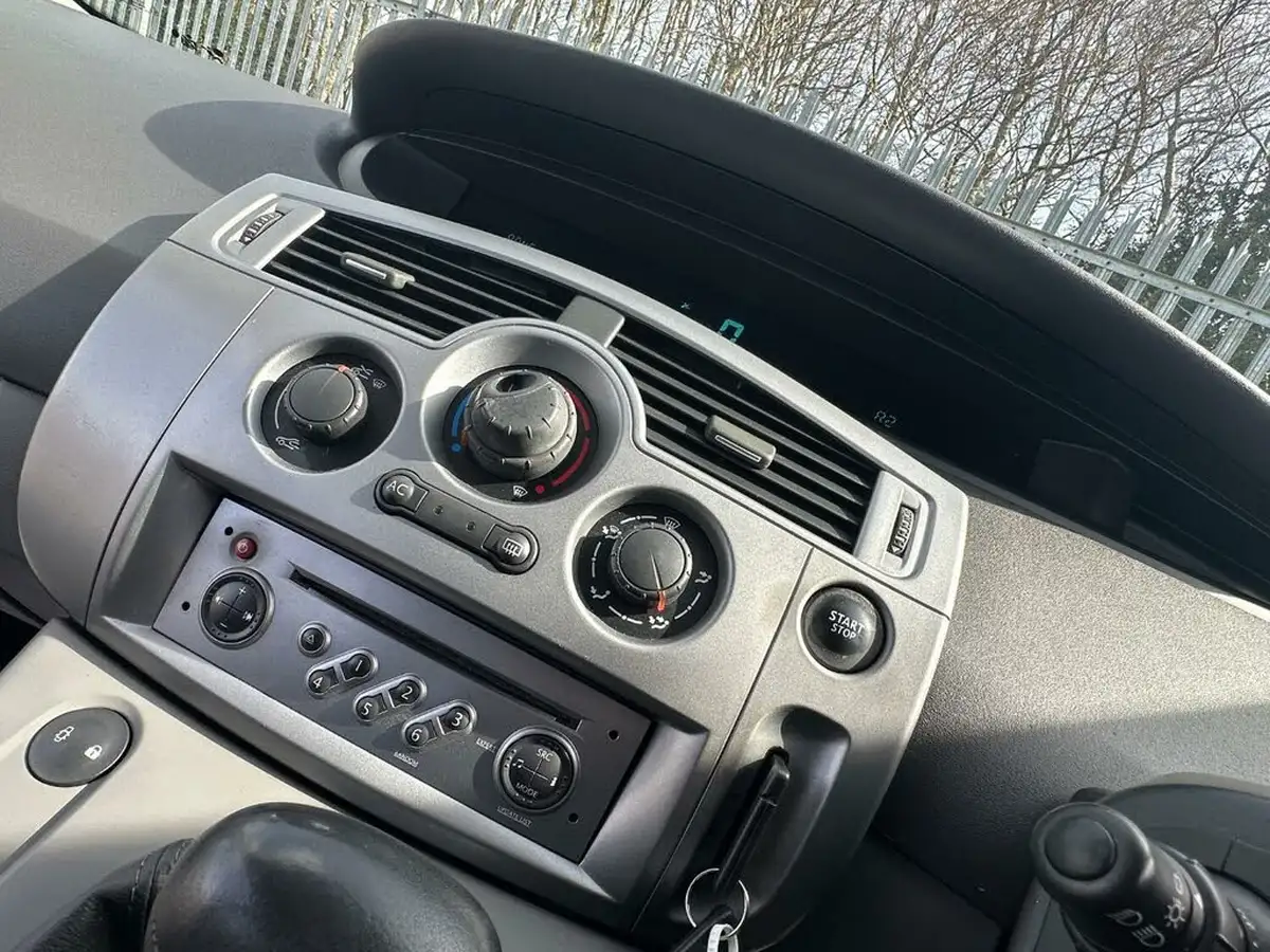 2009-renault-scenic-16-dynamique-111bhp-auto-big-24