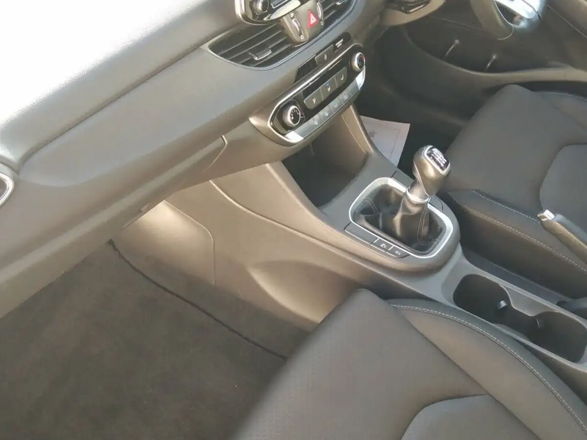 2018-hyundai-i30-10-t-gdi-se-hatchback-big-15