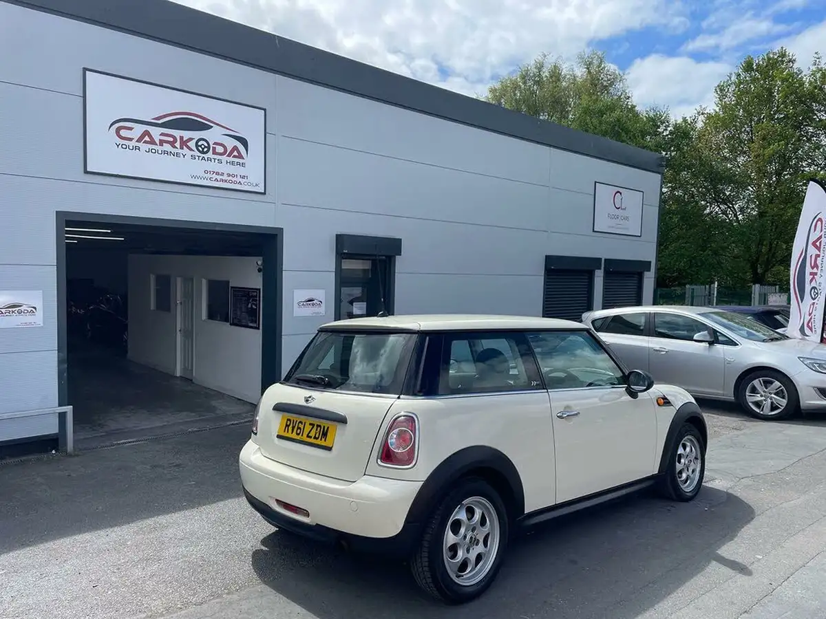 2011-mini-cooper-16-first-big-1