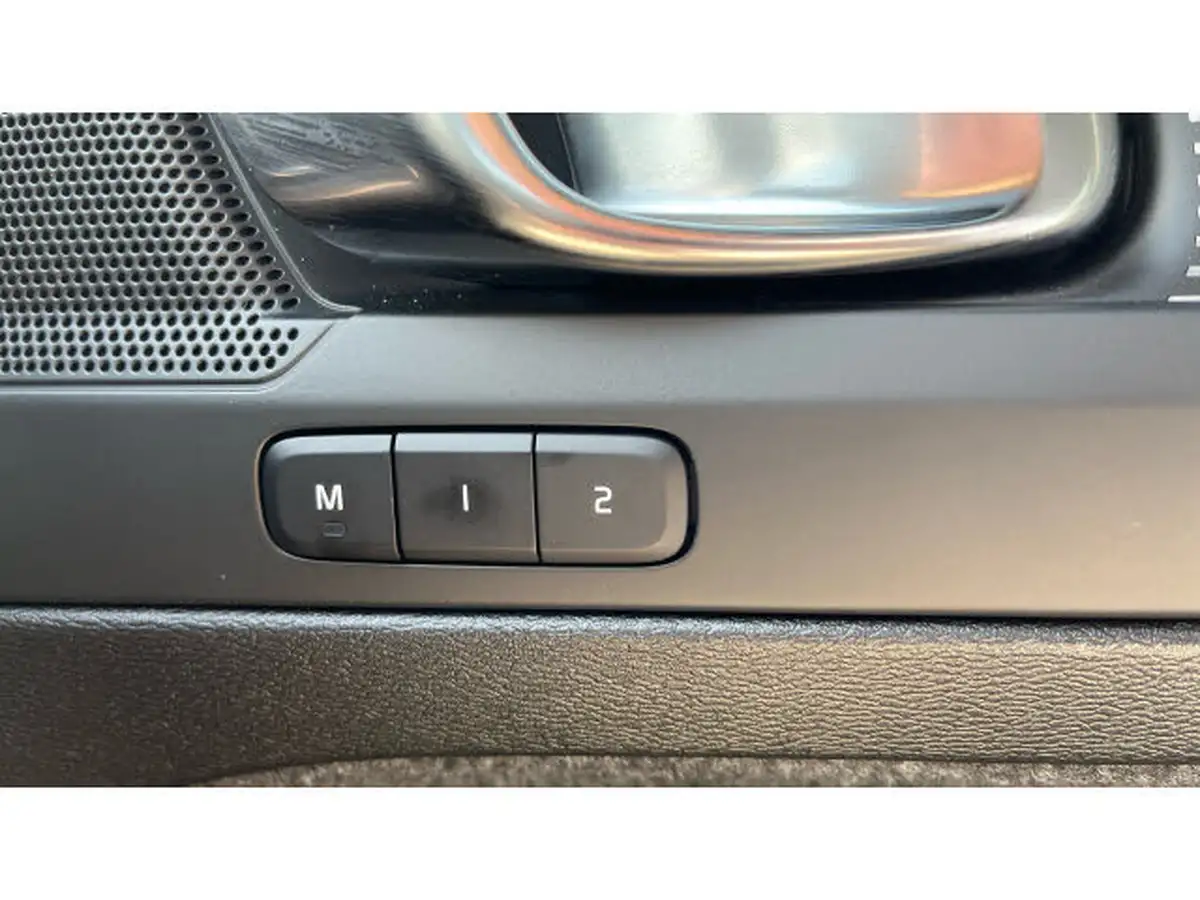2025-volvo-xc40-20-b4-plus-big-23