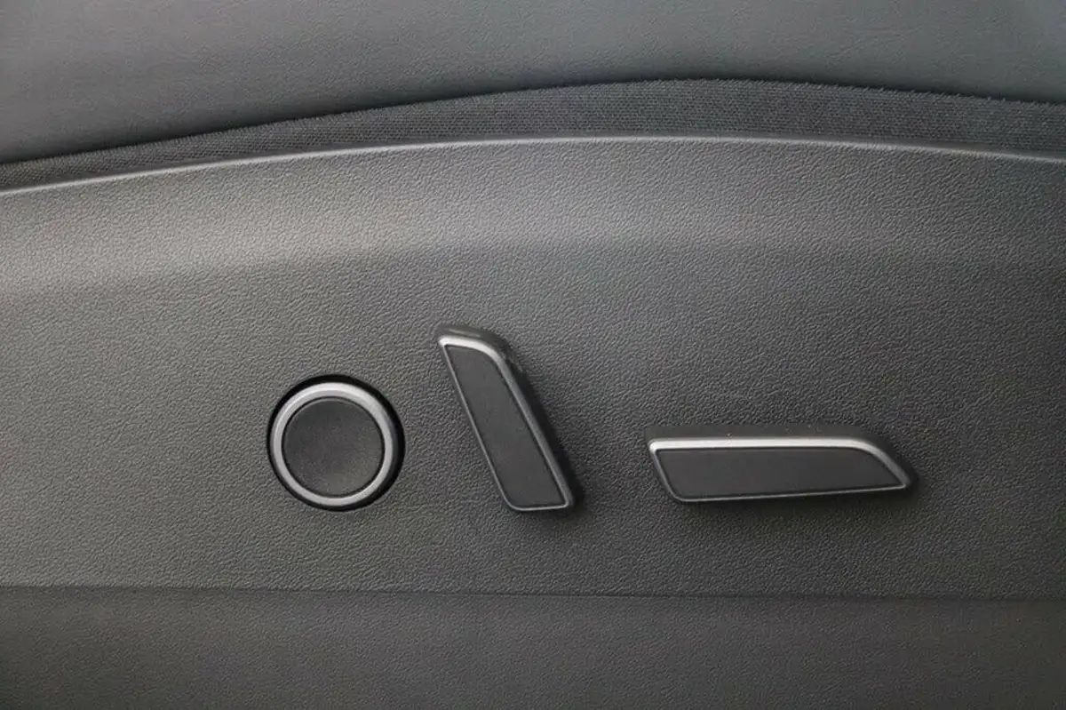 2022-tesla-model-y-e-long-range-big-5