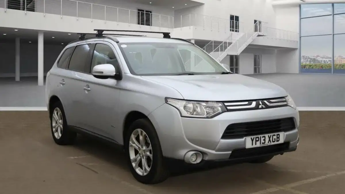2013-mitsubishi-outlander-22di-d-gx3-7st-big-0