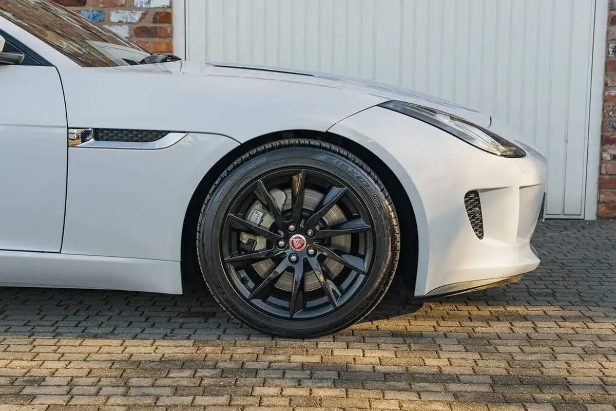 2015-jaguar-f-type-30-convertible-quickshift-big-27
