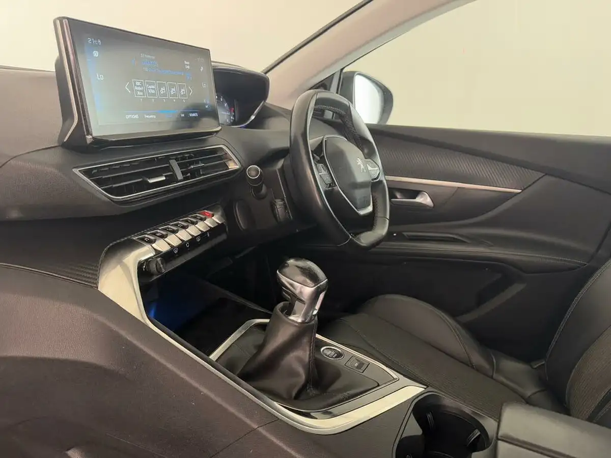 2021-peugeot-5008-suv-12-puretech-allure-big-10